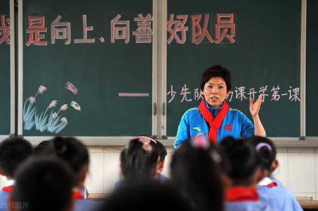 汉斯季墨那近似《盗梦空间》式的轰叫电子乐更是贯串始终，最年夜限度的衬托了情形空气，让人绷住了神经元。